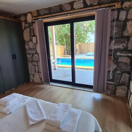 Mitos , Uzum Baglari Ve Zeytinlikler Icinde Mini Bir Cennet Ve Tas Ev - дом мифы Βίλα *